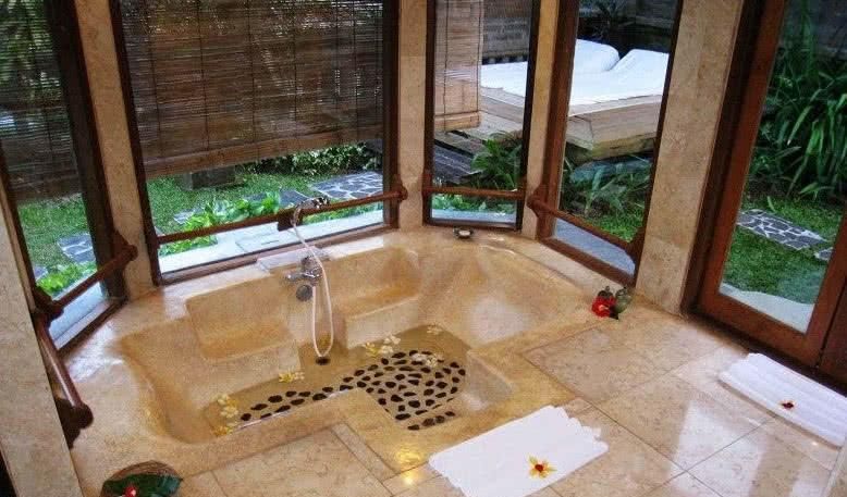 一楼邻居做下沉式浴缸，头回见卫生间也宽敞了，物业：这是偷面积