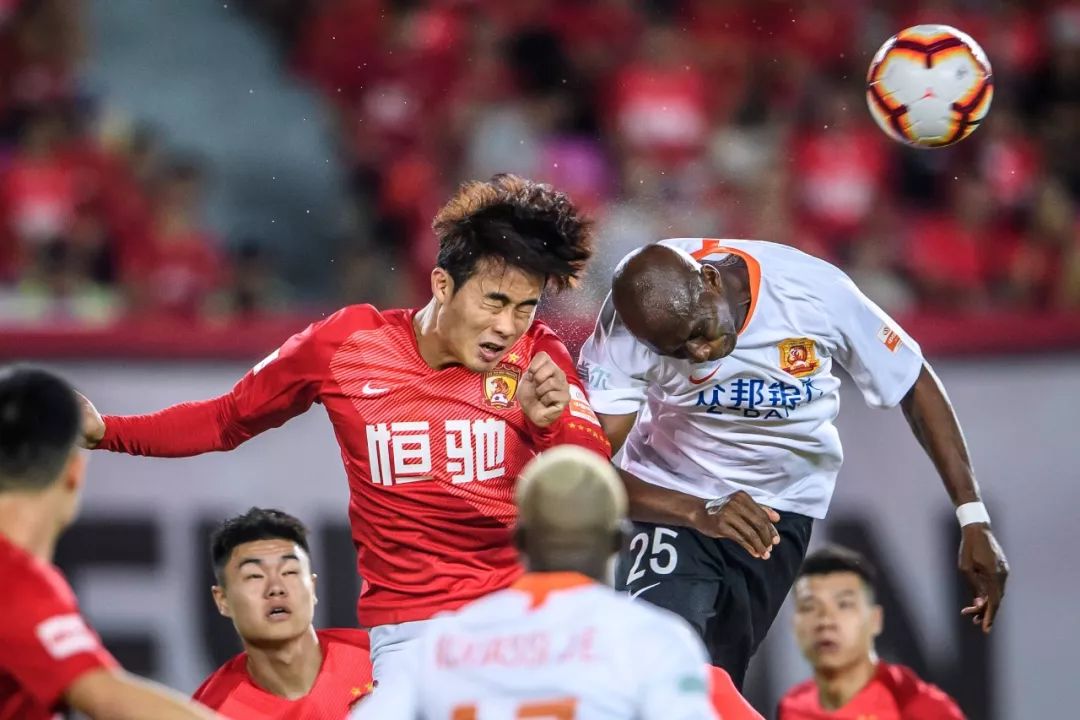 众志成城抗击疫情视频,广州恒大淘宝客场挑战武汉卓尔