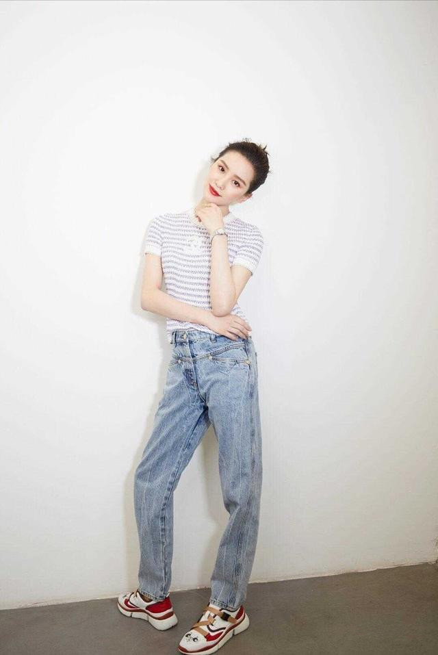 刘诗诗穿蓝色丝绸长裙美呆了,刘诗诗清爽装扮低调出行