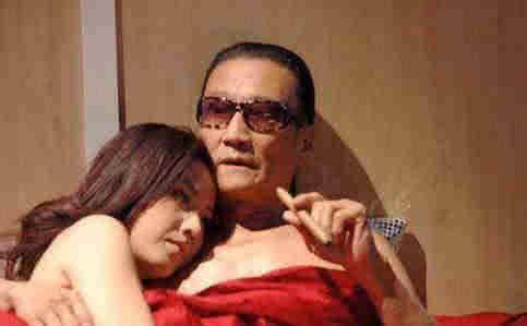 花花老爷子谢贤分手后，称自己感到生活的孤独和枯燥