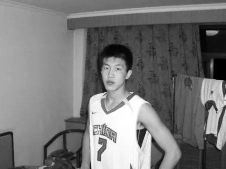 尤纳斯评价赵继伟,亚洲第一控卫郭艾伦展现精彩球技