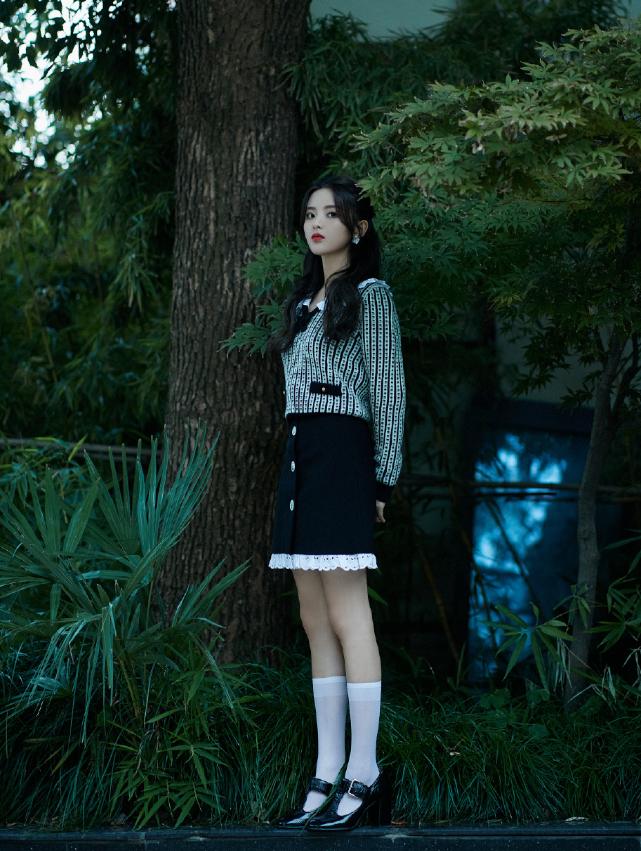 杨超越再度“逆袭”，穿小白裙清雅秀气，蝴蝶结发型俏皮减龄