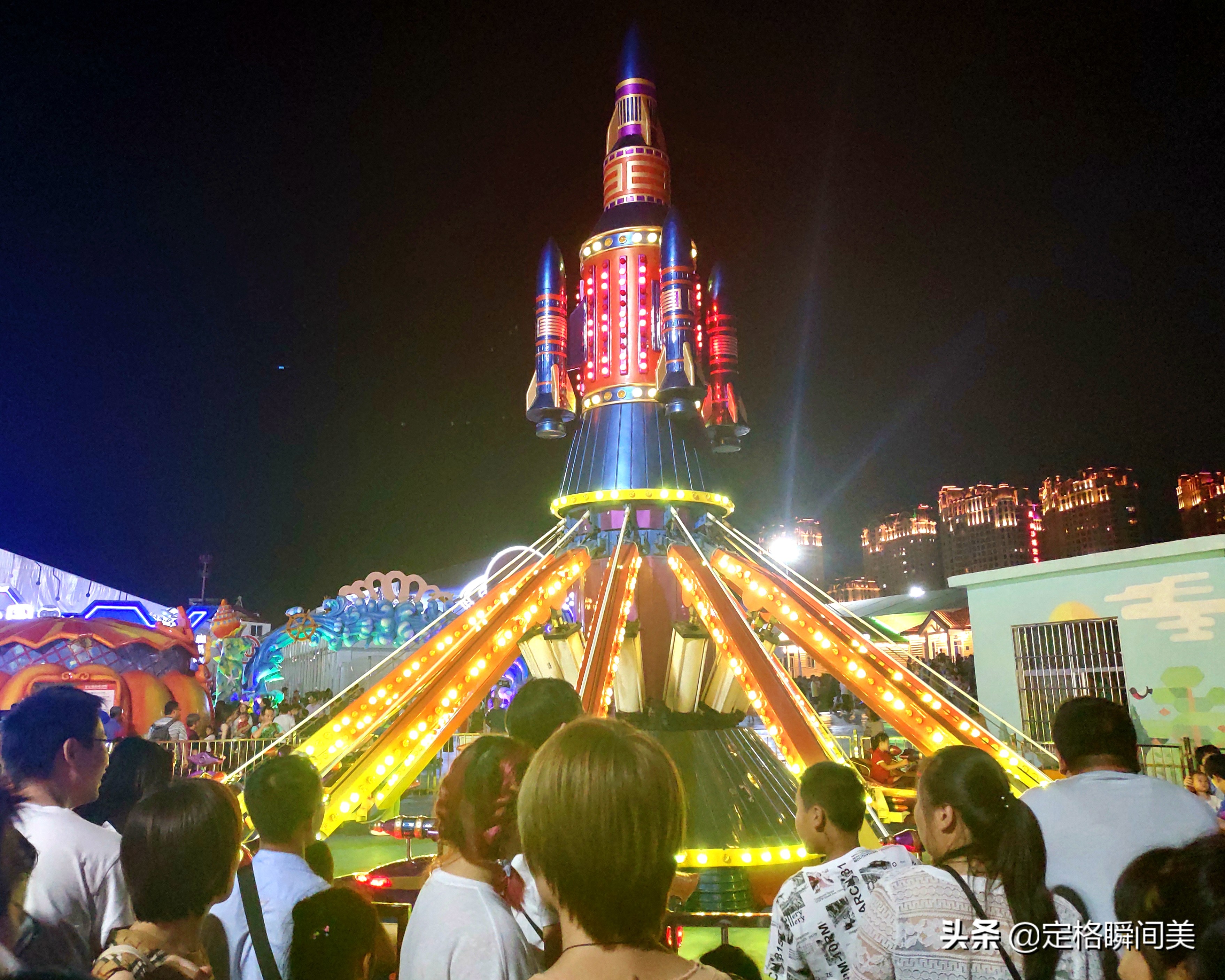 小生意赚大钱，晚上顾客排长队，一月的收入比你一年挣得都多