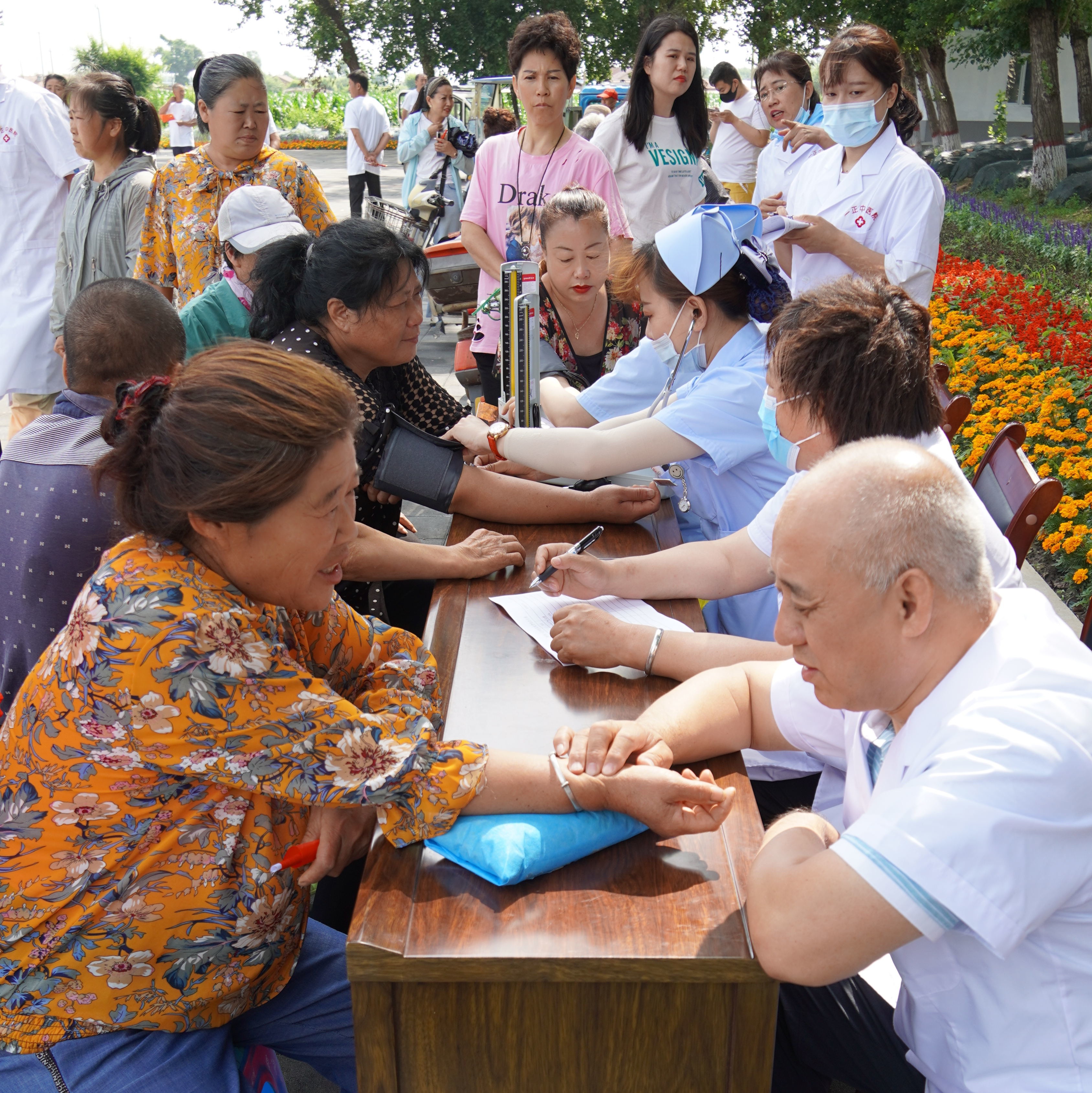 四平一正中医院、医疗进村送健康