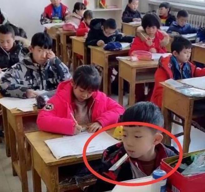 考试时学生的样子怎么画,学生考试时的样子