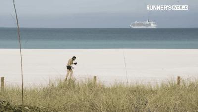 在同一片海滩上，瑞文从25岁跑到70岁，一万六千多天从未间断！他悟出人生真谛，也拥有了整个世界