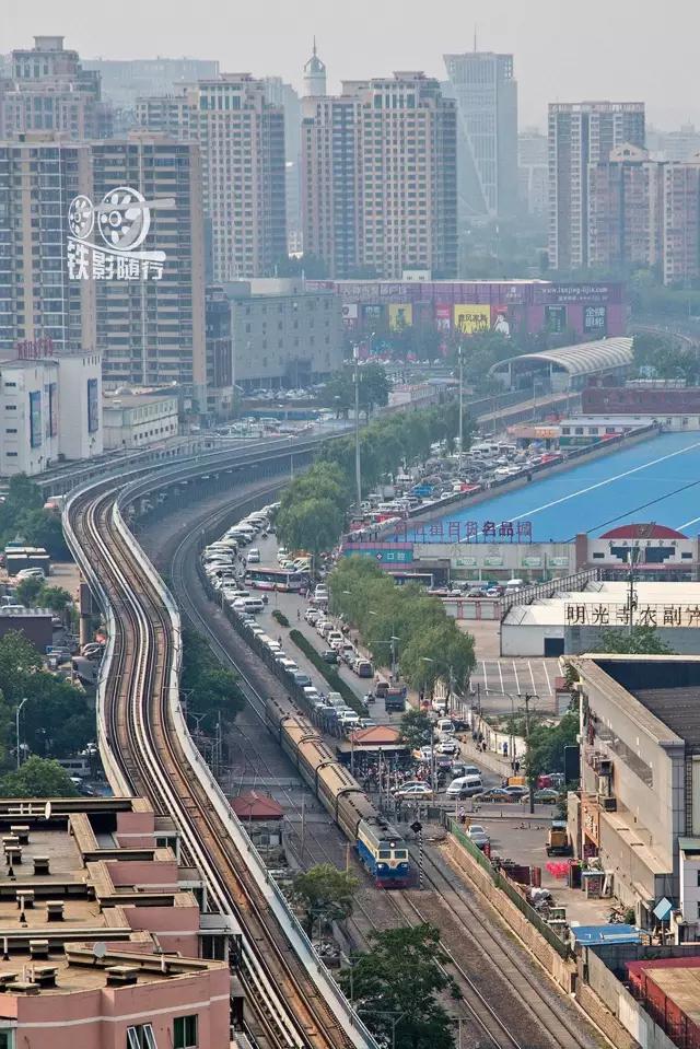 火车来了行人车辆请注意安全,行人车辆请注意火车就要来了