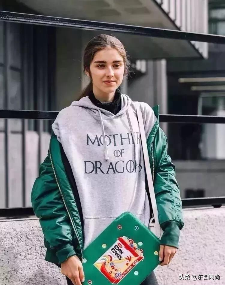 卫衣里面穿高领打底衫,高领卫衣加绒的穿搭