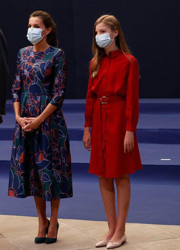 西班牙小公主罕见穿高跟鞋,14岁西班牙公主近照