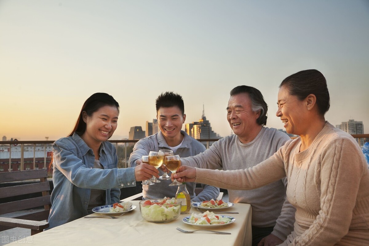 我翻了6千条评论，找了38个故事，为你呈现真实的中国姐弟关系