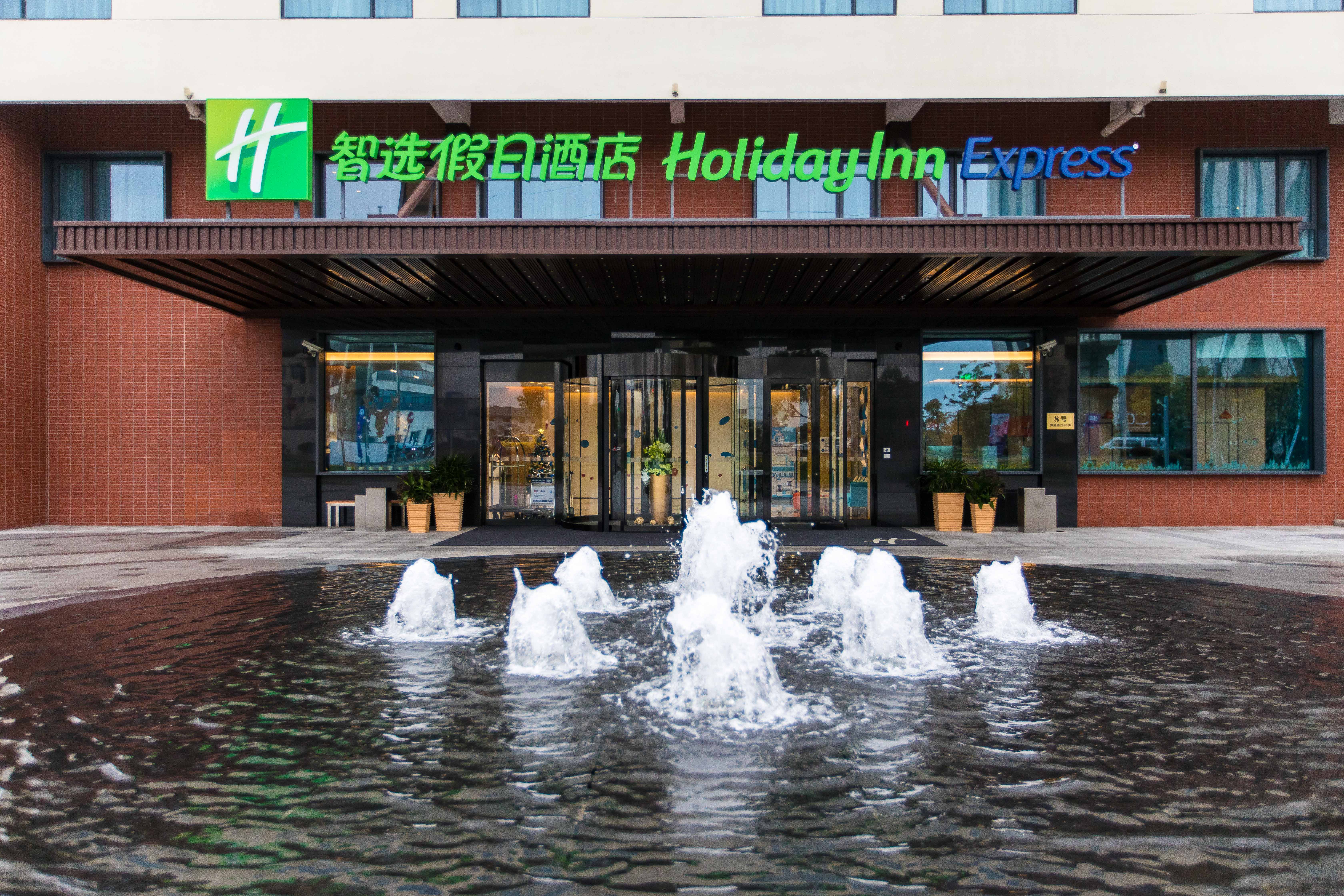 去上海迪士尼住哪儿性价比高,上海迪士尼住宿游玩攻略