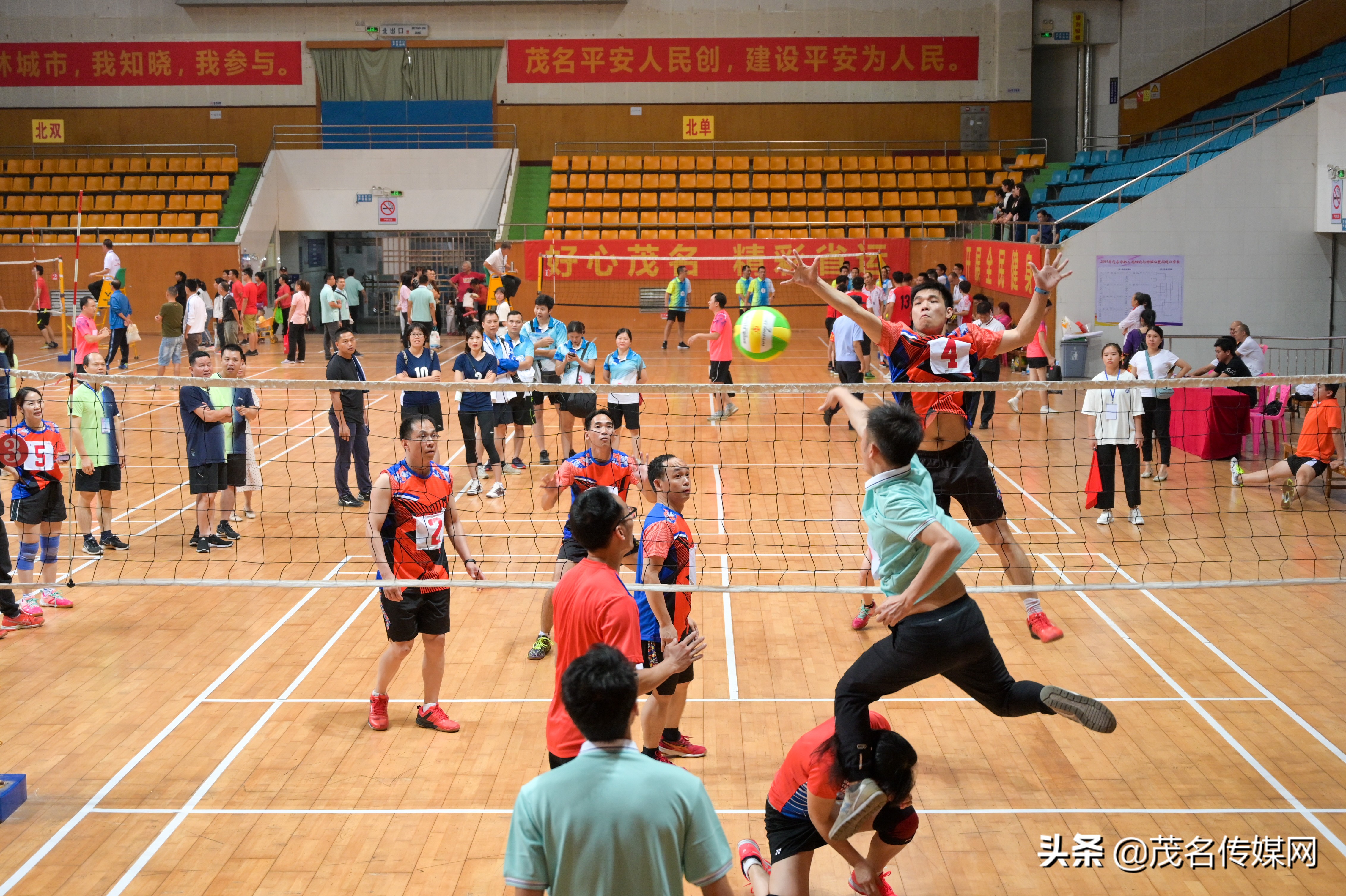 职工气排球比赛顺利开幕,茂名市气排球运动会