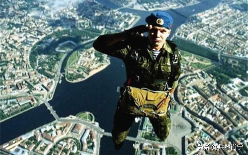 普京视察俄罗斯空降兵,普京表扬俄士兵视频