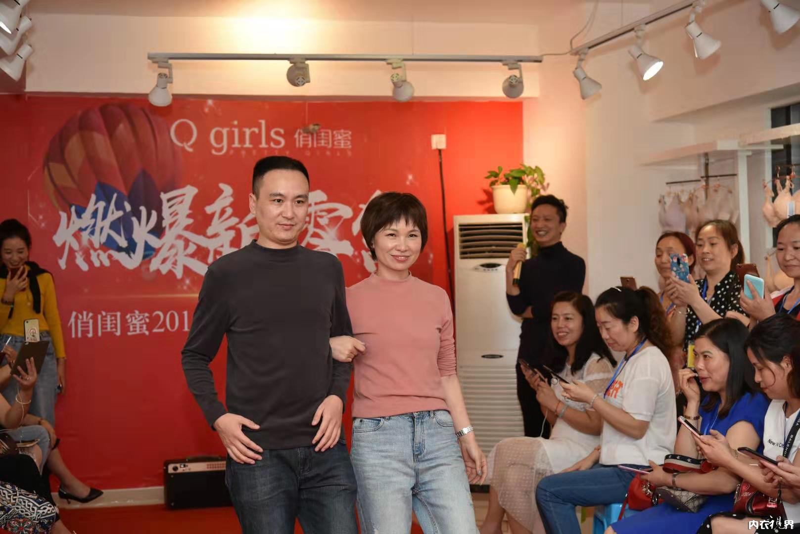 燃爆新零售！热烈祝贺俏闺蜜2019秋冬新品发布会圆满成功