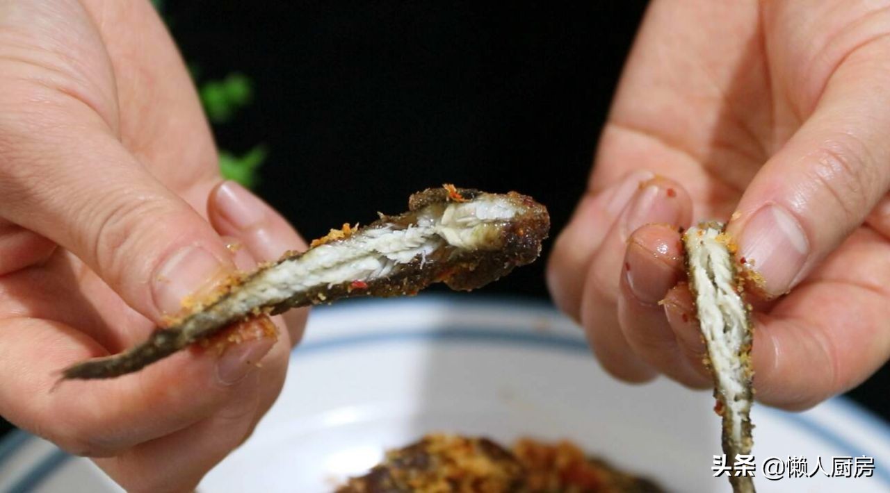 红烧泥鳅不放辣椒的家常做法视频,不放辣椒教你泥鳅鱼怎样烧才好吃