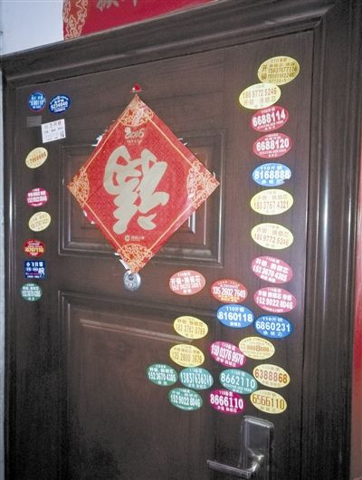 墙上的广告胶怎么除掉没有除胶剂,墙上广告胶怎么清理干净