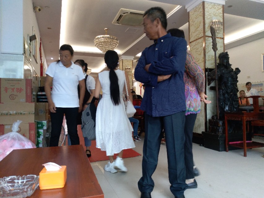 今天九月十三日，姨夫姨姐家喜添孙子，亲朋相聚侏儒民众大酒店！