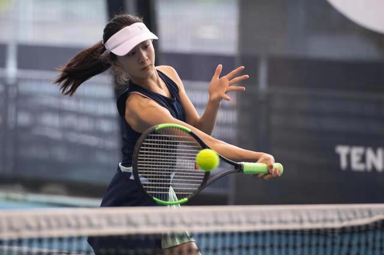 田亮森碟打底裤,田亮一家四口现身机场森碟好潮流