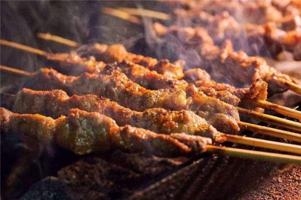 烤羊肉串怎么烤又脆又嫩,烤羊肉串到底先刷不刷油