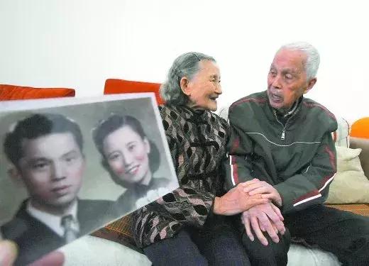 爸妈的拍照技术差距有多大,爸妈一起拍照姿势