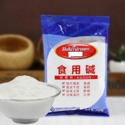 洗菜篮子孔多难清理，找个脸盆泡热水，5分钟就洗干净