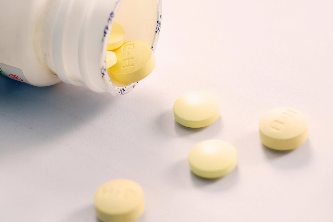 一名52岁的女性每天吃一片叶酸,45岁女性每天吃一粒叶酸的危害