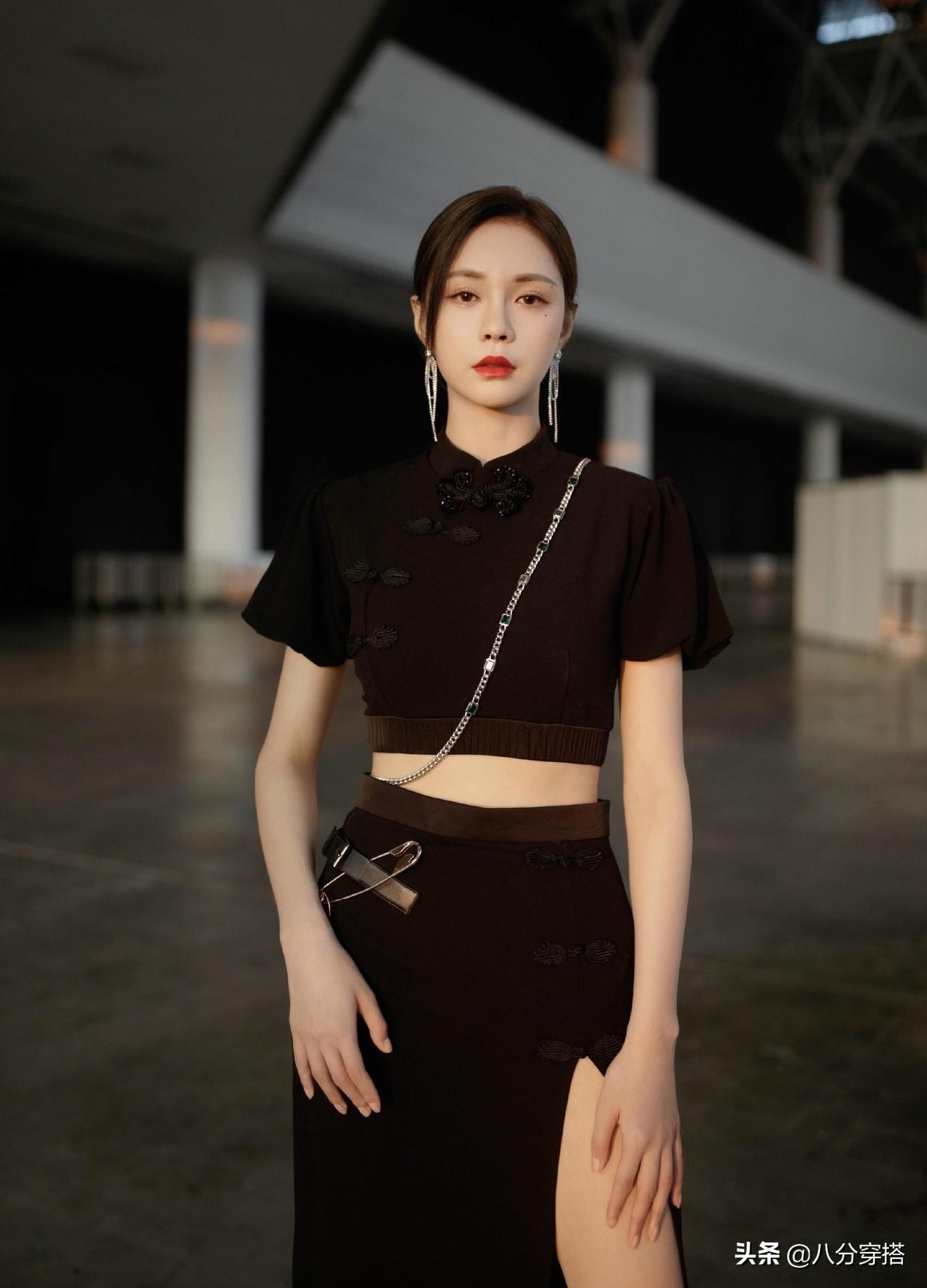 沈梦辰白衬衫黑西服配链条短裙,沈梦辰把粉色西装穿出了时尚感