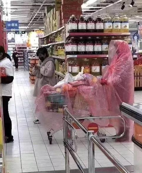 笑喷了!网友开发出的“硬核”防疫装备你遇到过几种?