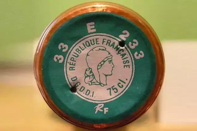 葡萄酒瓶底部凹槽很深,葡萄酒瓶盖上为什么有一个小孔