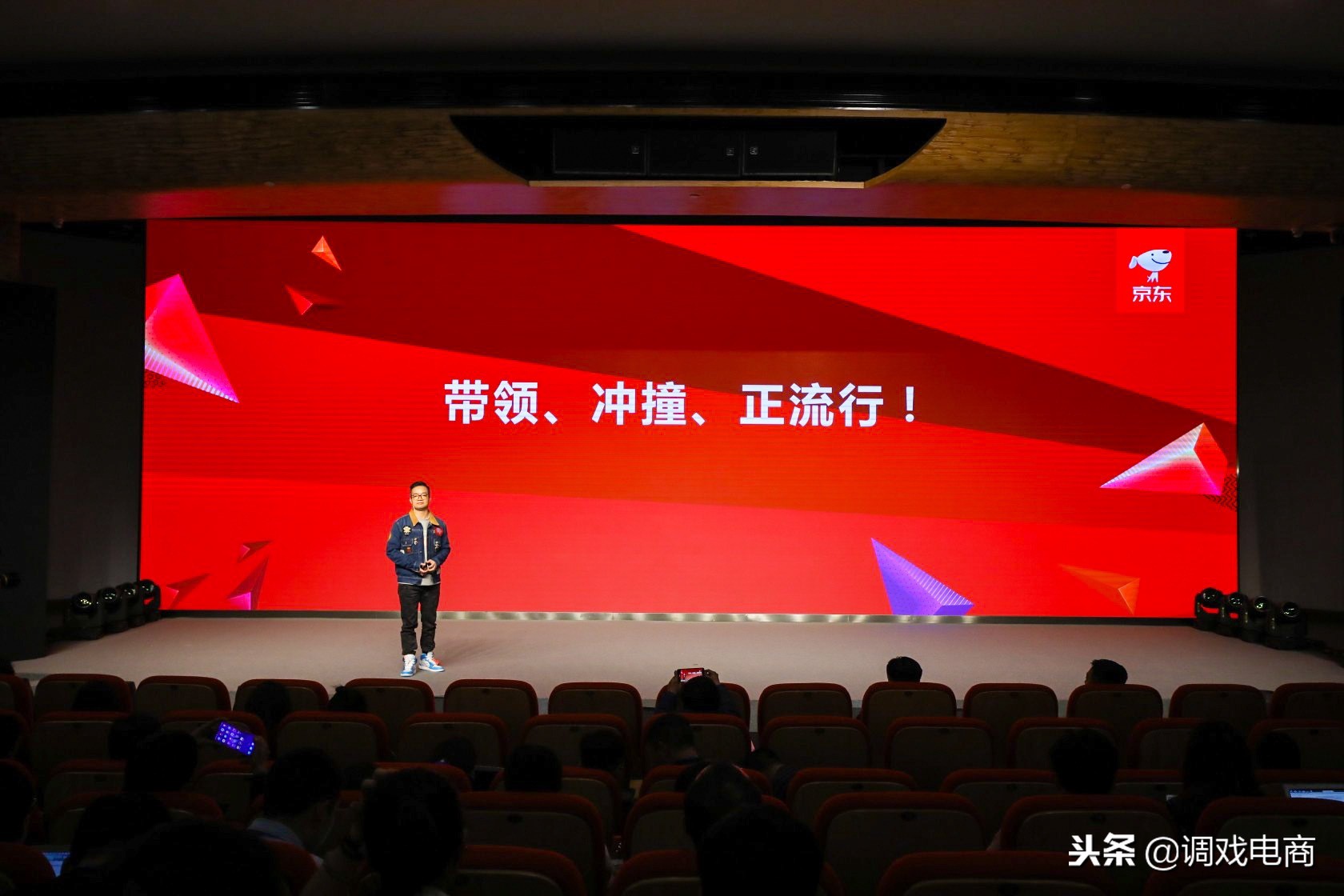 京东首次披露时尚品类,京东：约300个品牌销售额破亿