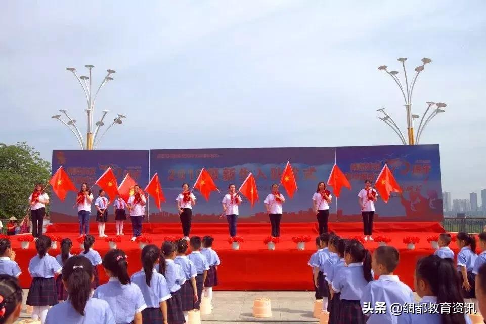 四川南充：高坪七小举行新生入队仪式暨大美南充主题长卷绘画活动