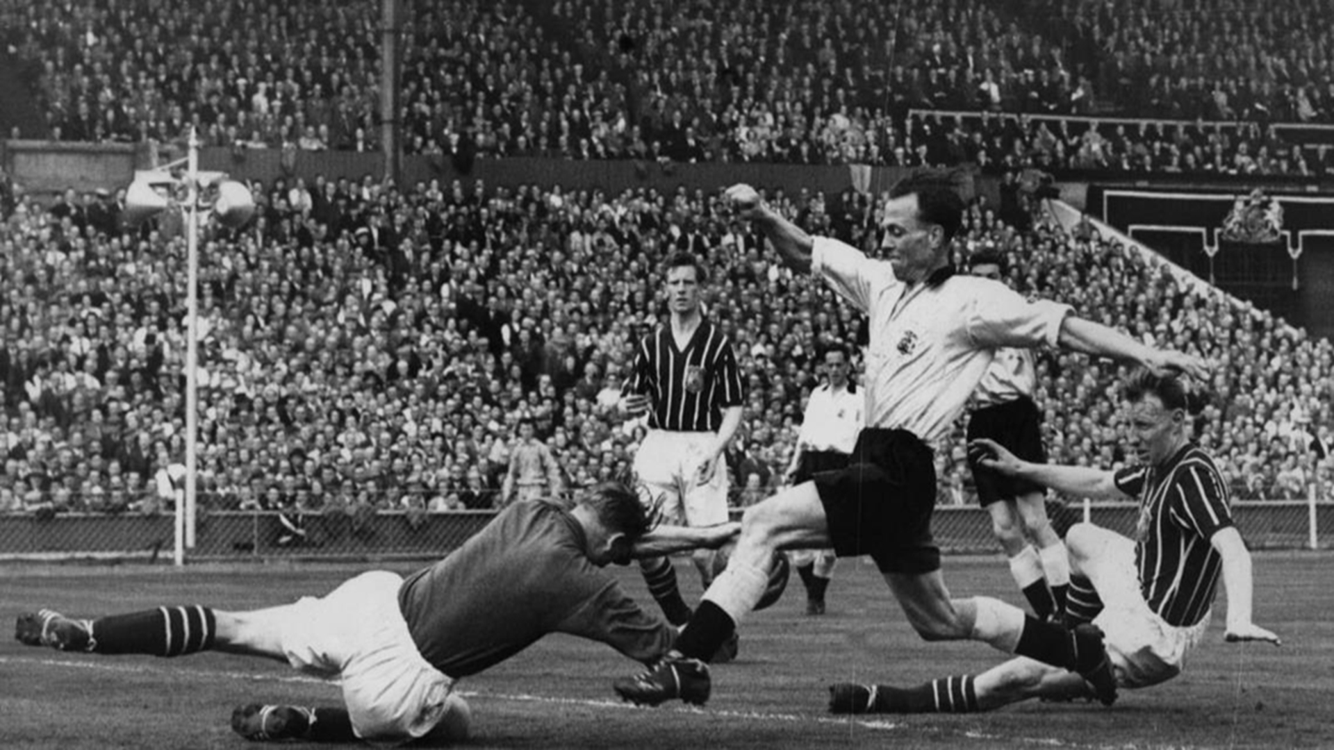 从普通纳粹伞兵，变成球场上的传奇门将，特劳特曼的别样人生