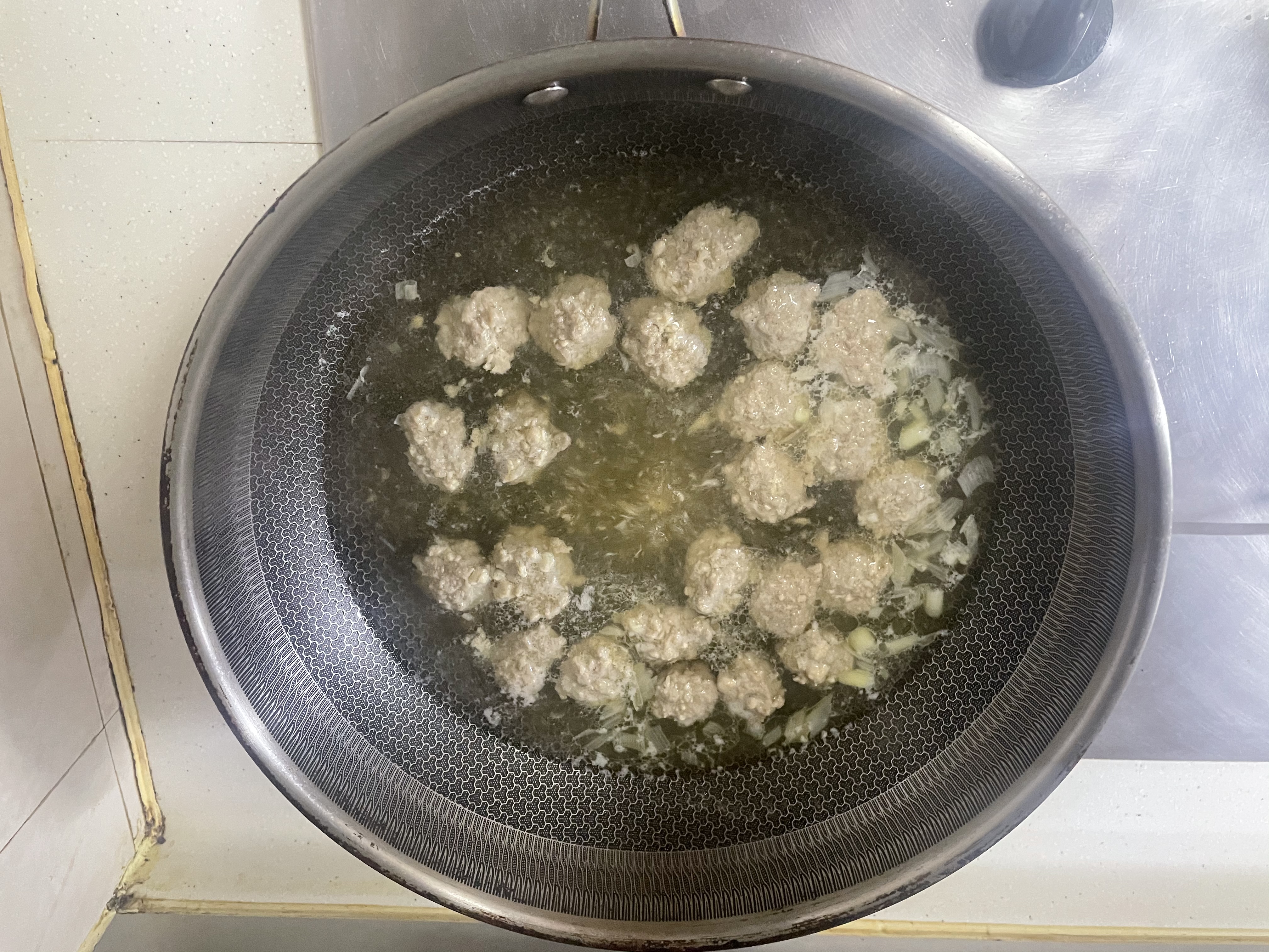 打工者平常的一天。晚餐番茄大虾，芹菜土豆条，小白菜汆丸子