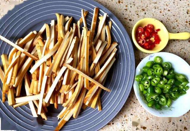 豆腐干和鸡腿肉怎么炒好吃,五香鱼豆腐干怎么做好吃