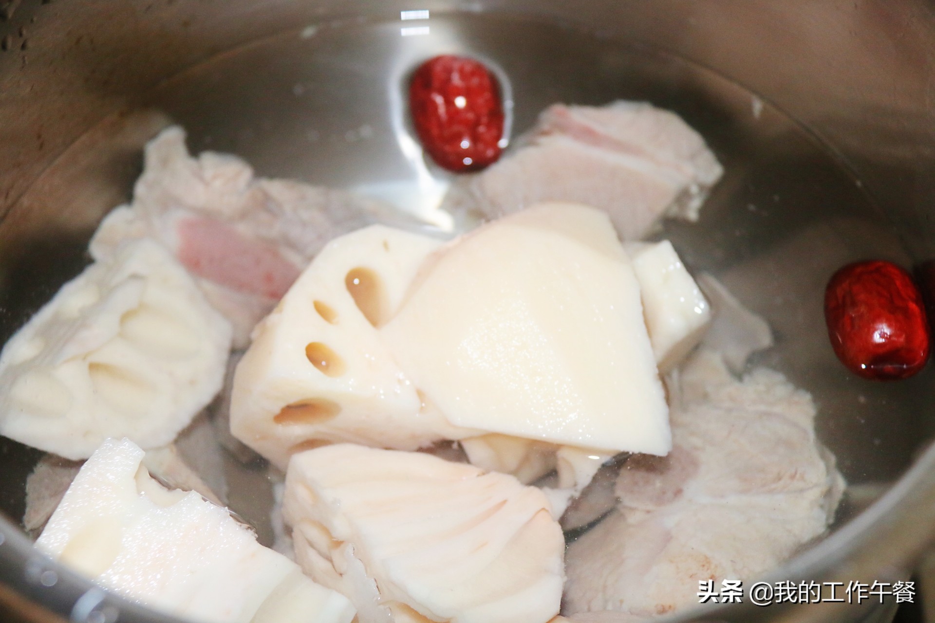 铁锅炖莲藕汤发黑有毒吗可以吃吗,炖莲藕汤发黑是什么原因