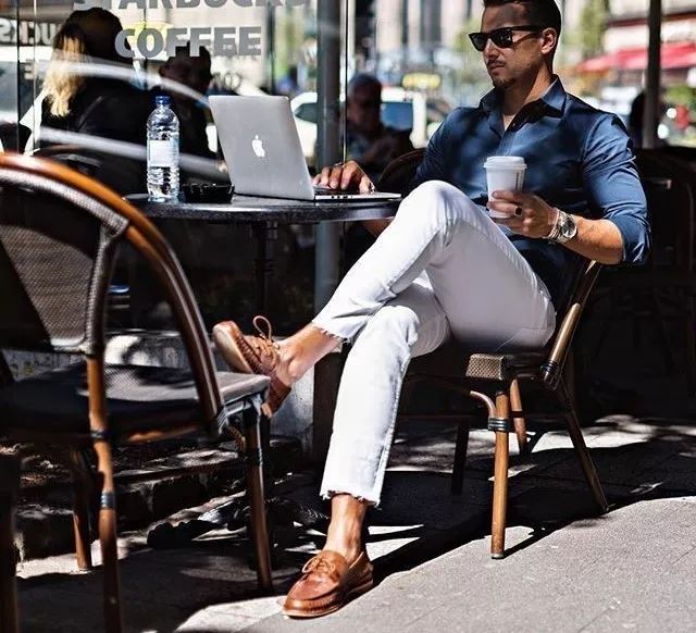 米白色裤子搭配什么颜色上衣,白色裤子怎么穿得干净