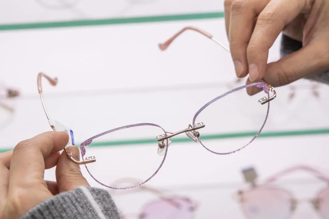 蔡司依视路眼镜店一般打几折,眼镜店蔡司依视路几折