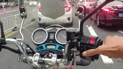 广州男子国庆穿“人字拖”来珠海沙滩游玩，一脚踩上钉子血流不止！家人急坏！