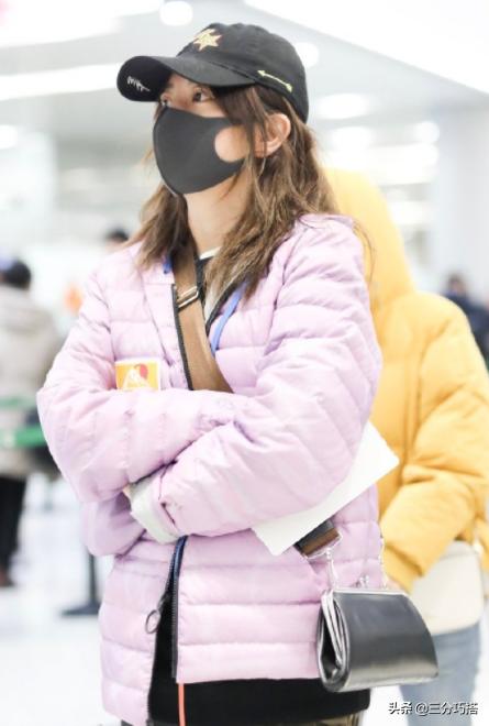 赵薇厉害：44岁露脚踝、穿少女粉，其实比扮嫩更困难的是自信