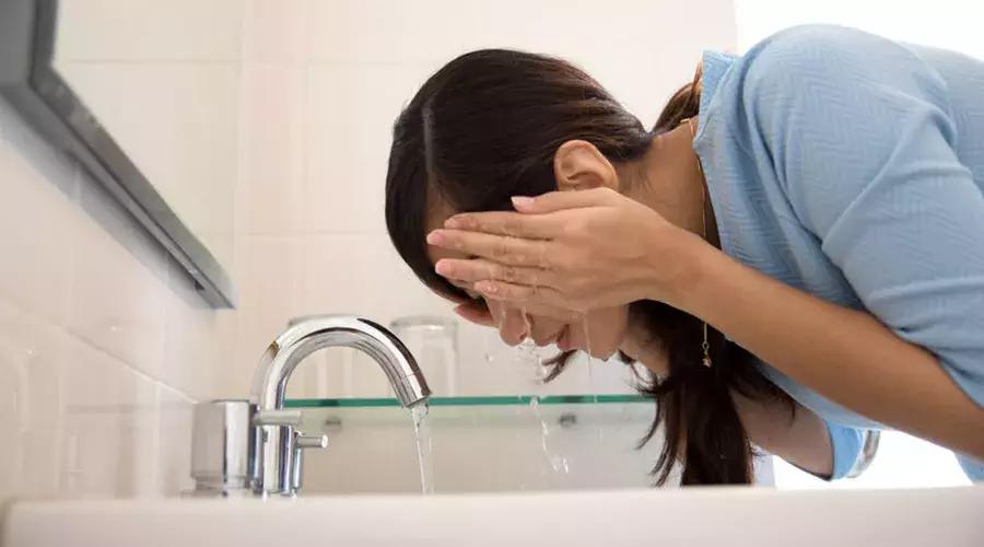 用毛巾洗脸的正确方法步骤,正确的用毛巾洗脸手法和步骤