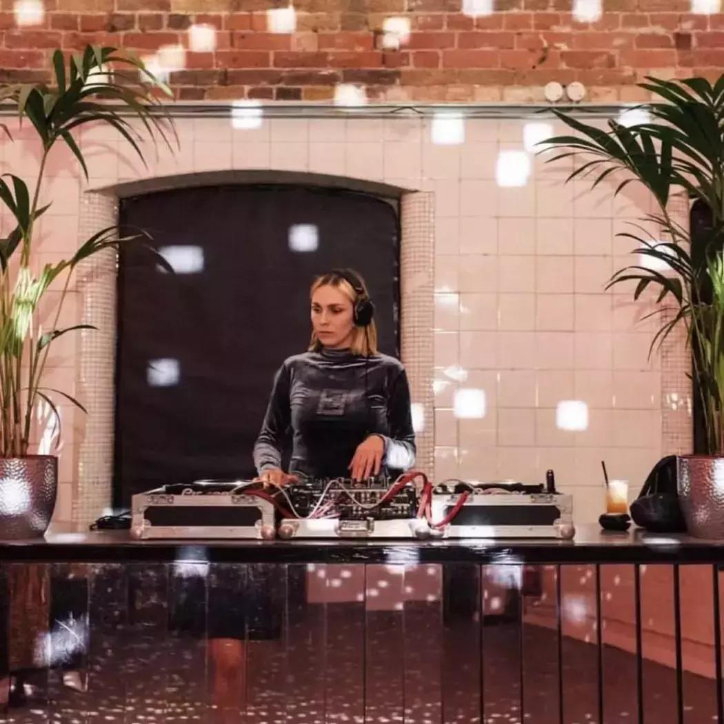 除了那位「E奶」女孩以外,DJ圈还有许多值得关注的小姐姐存在！