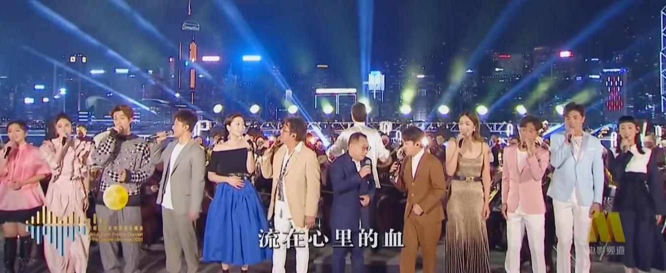 大湾区王菲出场谢霆锋表现,谢霆锋看王菲演唱会的视频