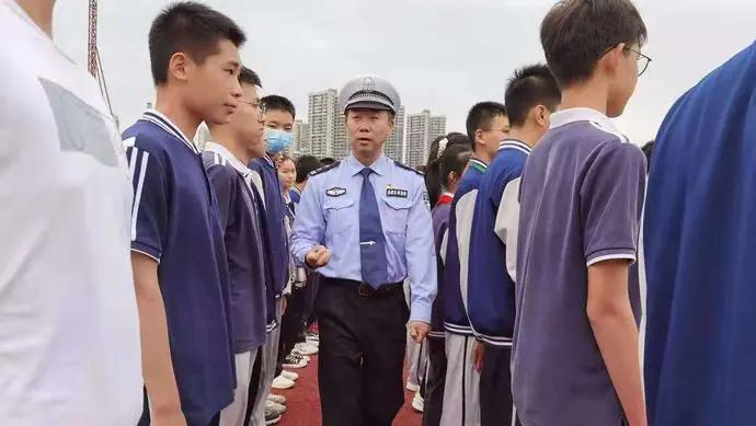 他在斗门建了一支交警队！但又不止是交警！视频太帅！