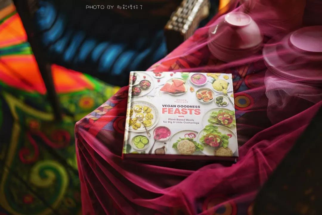 美国艺术家老夫妇定居苏梅岛十年，教游客画垃圾桶，唤醒环保意识