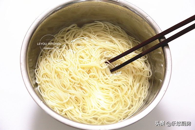 天热不想做饭那就来碗凉面,天热吃碗凉面清爽可口