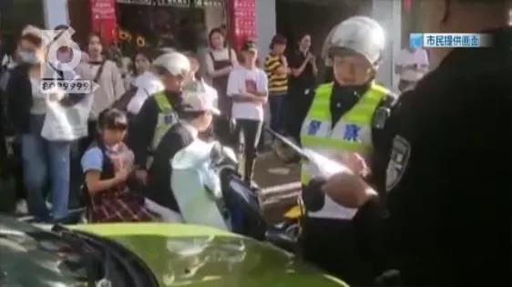 堵瘫这条街一个多小时！女“路霸”车停路中间玩手机，交警敲窗喊话都不好使