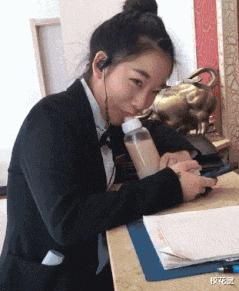 电梯里的妹子通常咋启齿搭讪比力好啊？哈哈