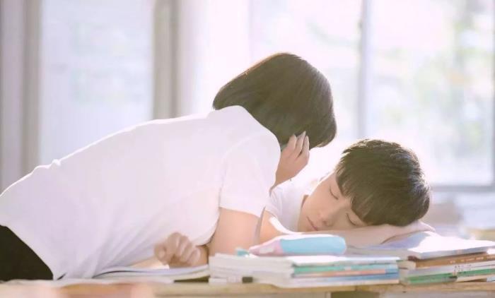 家长发现姑娘早恋的正确引导方法,发现女儿早恋聪明妈妈的做法