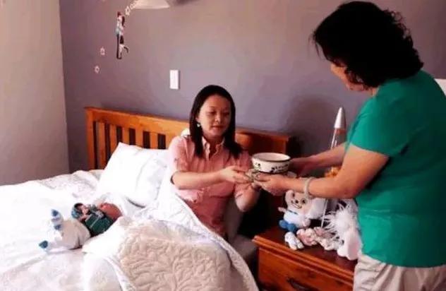 月嫂虐待婴儿被暴打,月嫂暴力护理