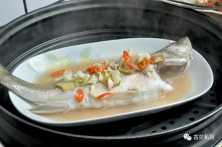 泰式酸辣柠檬鲈鱼,泰国菜柠香蒸鲈鱼